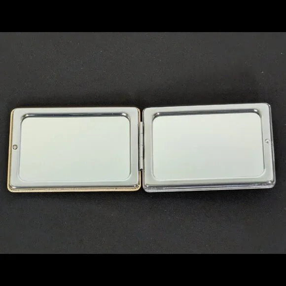 Fabulous FASHION COMPACT with Mirror -- LIPS and GLITTER Floating Design - Picture 3 of 4